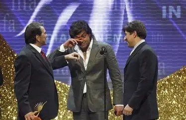 Dharmendra Awards: List of Awards & Achievements Received By Dharmendra 4 Dharmendra at 2007 IIFA Awards