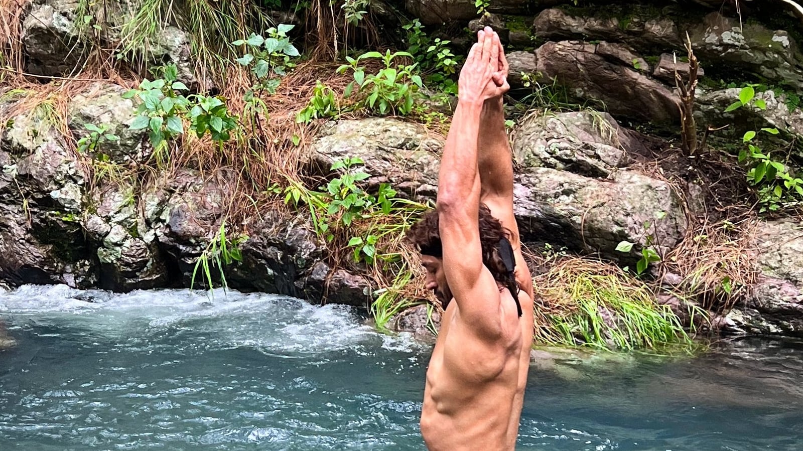 Vidyut Jammwal ditches all his clothes and luxuries for Himalayan retreat | Bollywood